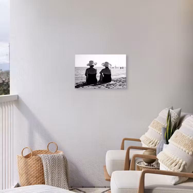 Vrouwen - Zonnehoed - Strand - Zwart - Wit Tuinposter op houten frame 2 cm dik klein -sfeer1