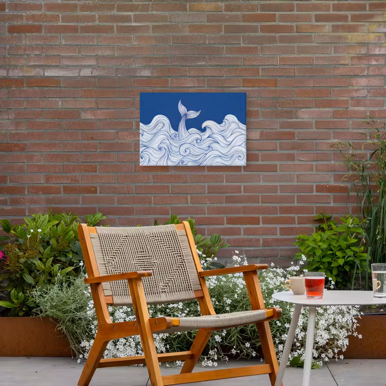 Walvis - Staart - Golven - Lijntekening - Blauw Tuinposter op houten frame 2 cm dik klein -sfeer3