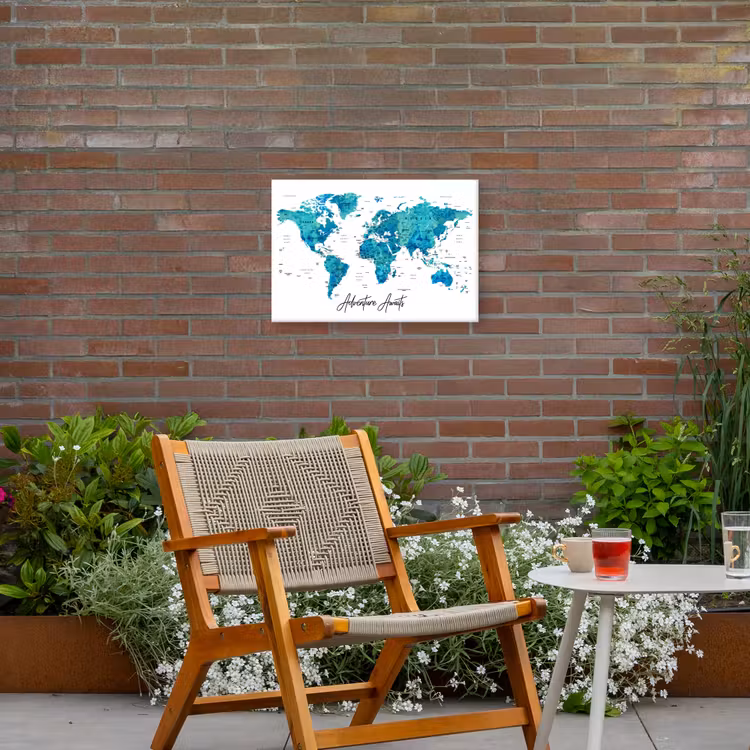 Wereldkaart - Blauw - Kleurrijk Tuinposter op houten frame 2 cm dik klein -sfeer3