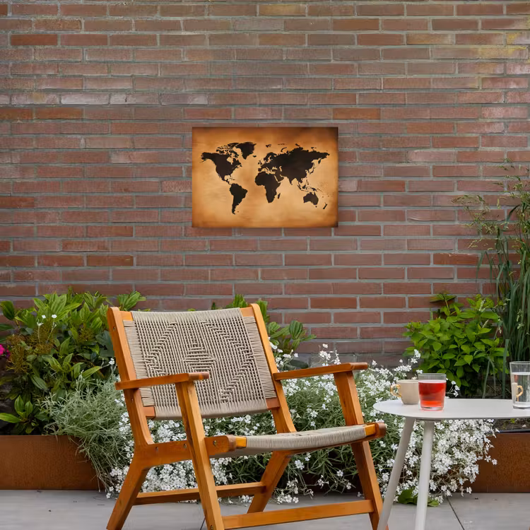 Wereldkaart - Bruin - Kaart Tuinposter op houten frame 2 cm dik klein -sfeer3