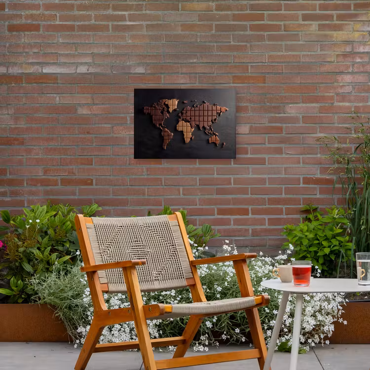 Wereldkaart - chocola - Smakelijke uitstraling Tuinposter op houten frame 2 cm dik klein -sfeer3