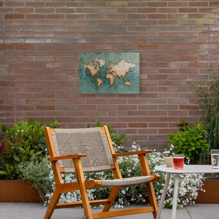 Wereldkaart - Gebroken tegels - Mozaïek Tuinposter op houten frame 2 cm dik klein -sfeer3