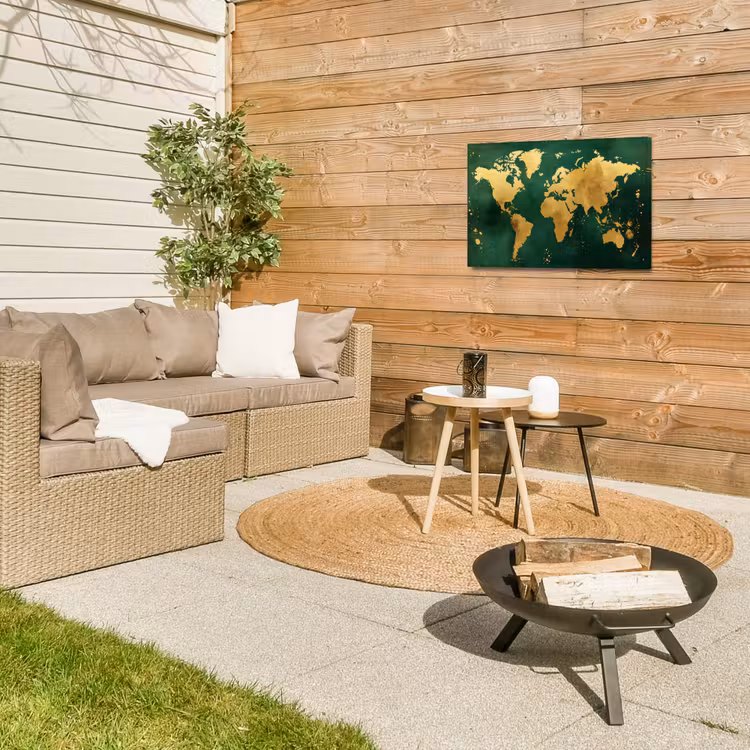Wereldkaart - Groen - Goud Tuinposter op houten frame 2 cm dik klein -sfeer2