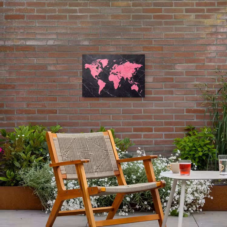 Wereldkaart - Roze - Marmer Tuinposter op houten frame 2 cm dik klein -sfeer3