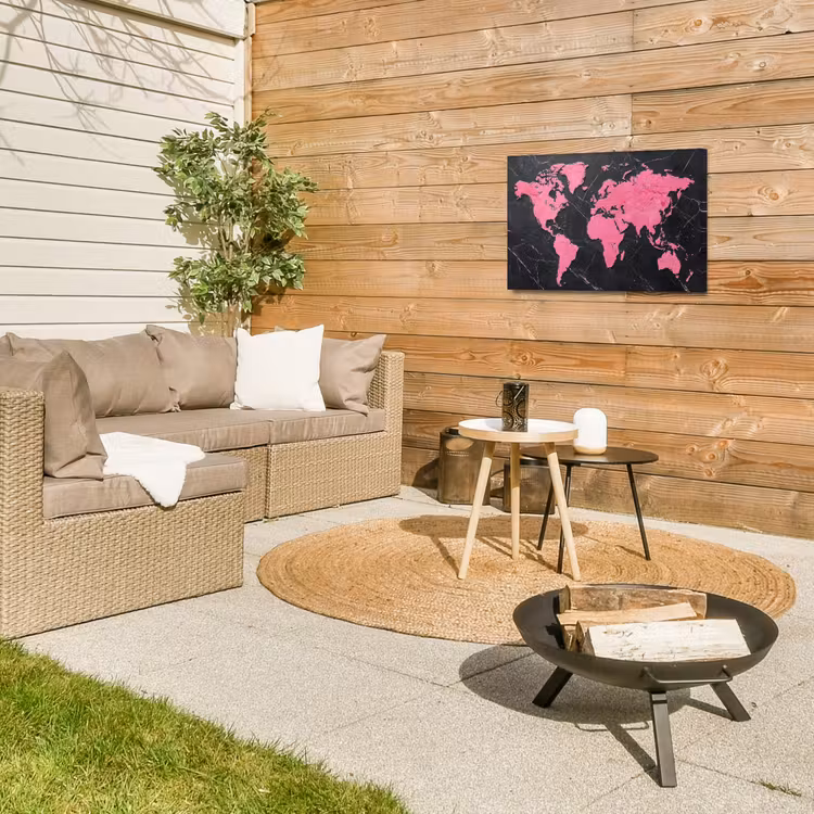 Wereldkaart - Roze - Marmer Tuinposter op houten frame 2 cm dik klein -sfeer2