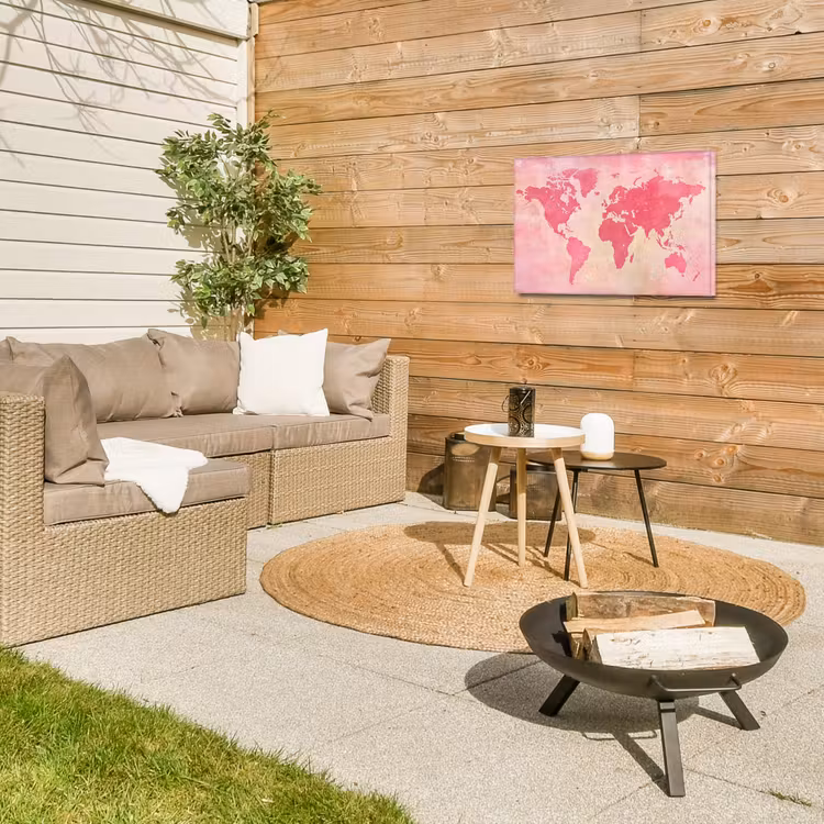 Wereldkaart - Roze - Vaag Tuinposter op houten frame 2 cm dik klein -sfeer2