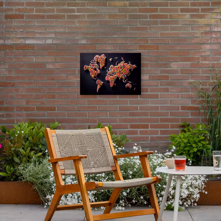 Wereldkaart - Snoepjes - Felle kleuren Tuinposter op houten frame 2 cm dik klein -sfeer3