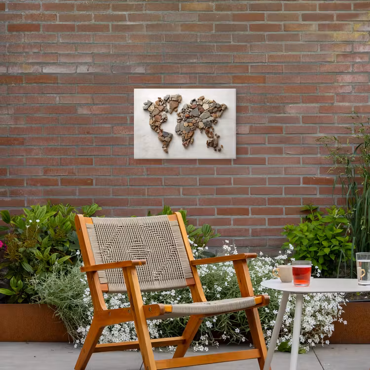 Wereldkaart - Stenen - Wit Tuinposter op houten frame 2 cm dik klein -sfeer3