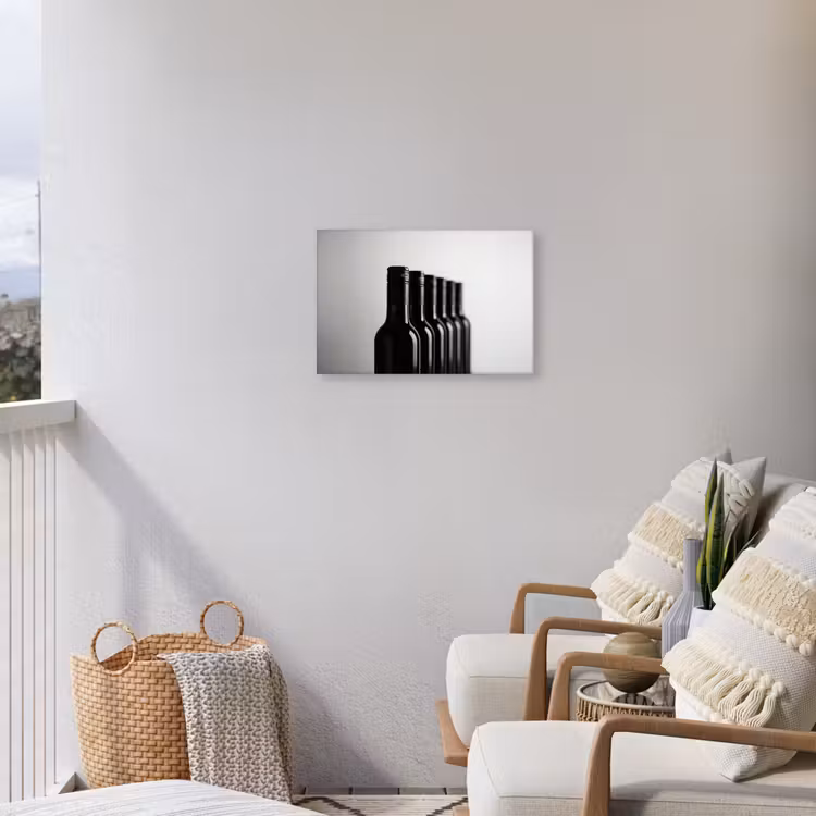 Wijnflessen - Zwart - Minimalistisch Tuinposter op houten frame 2 cm dik klein -sfeer1