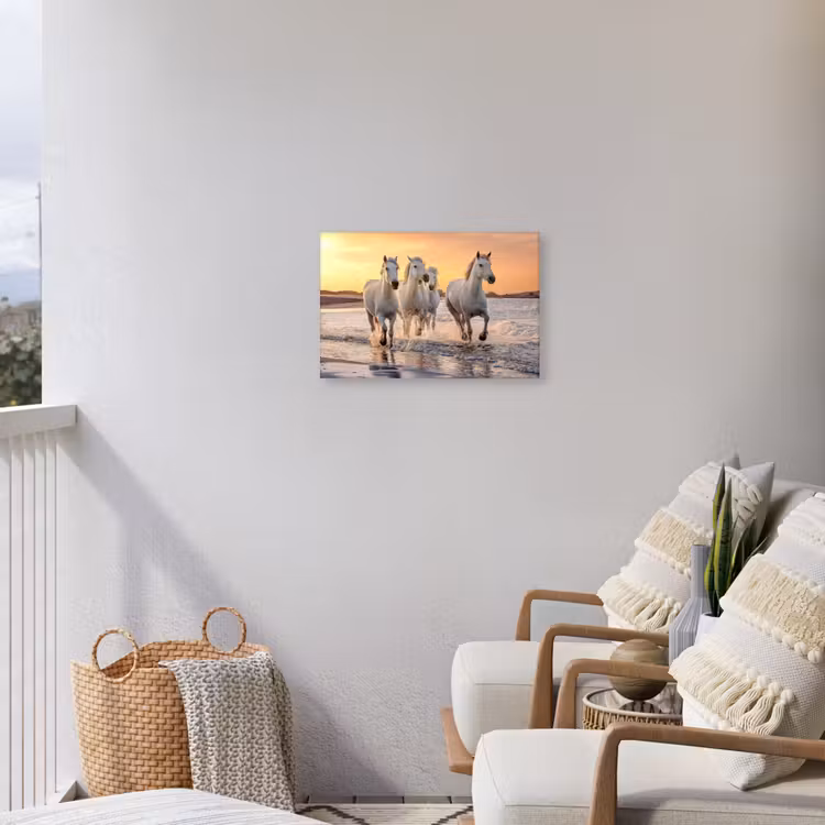 Witte paarden galopperen langs de kust Tuinposter op houten frame 2 cm dik klein -sfeer1