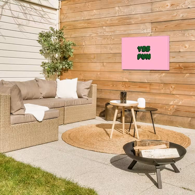 Yes fun - Groen - Roze Tuinposter op houten frame 2 cm dik klein -sfeer2