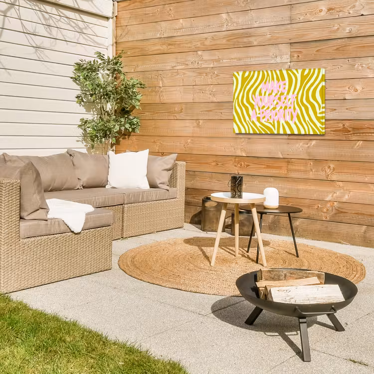 Zebraprint - Priority - Roze Tuinposter op houten frame 2 cm dik klein -sfeer2