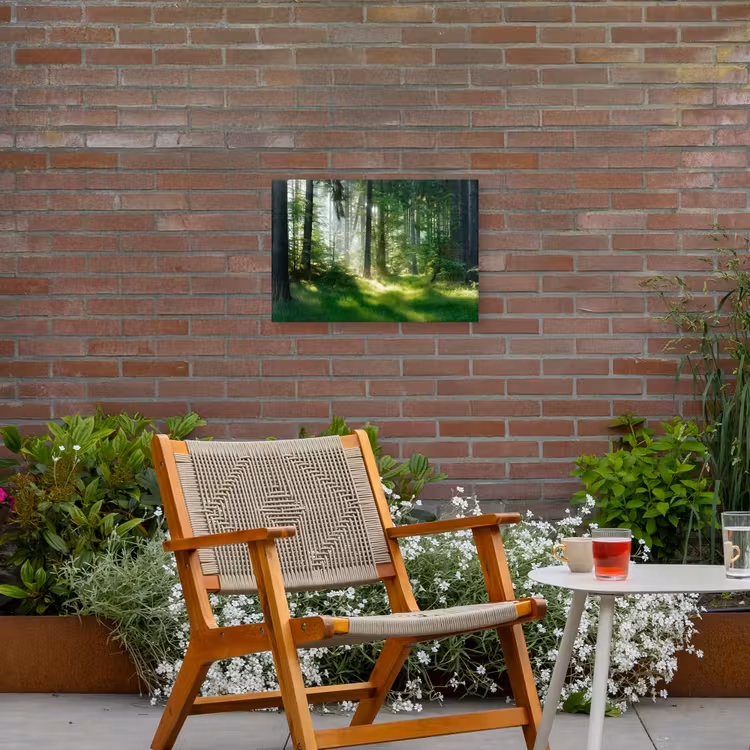 Zonnestralen in een groen bos Tuinposter op houten frame 2 cm dik klein -sfeer3