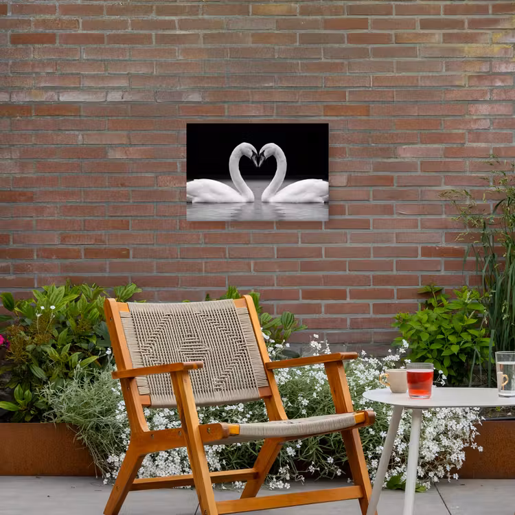 Zwanen - Hart - Zwart - Wit Tuinposter op houten frame 2 cm dik klein -sfeer3