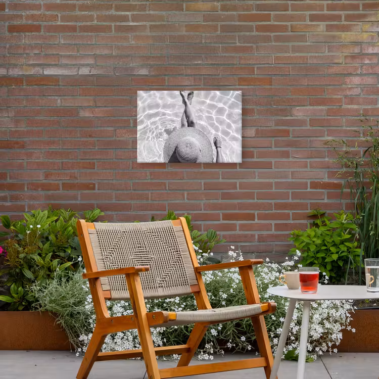 Zwembad - Hoed - Water - Zwart - Wit - Zomers Tuinposter op houten frame 2 cm dik klein -sfeer3