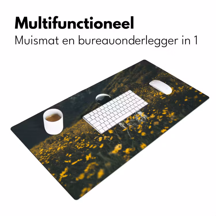 Astronaut - Bloemen - Veld - Geel Muismat XXL klein -sfeer4