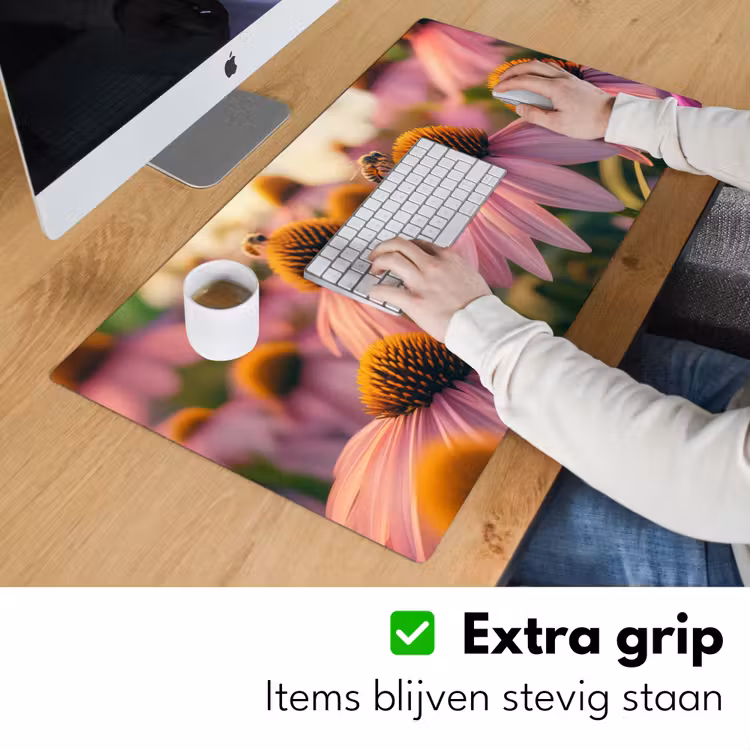 Bloemen - Paars - Bijen Muismat XXL klein -sfeer3