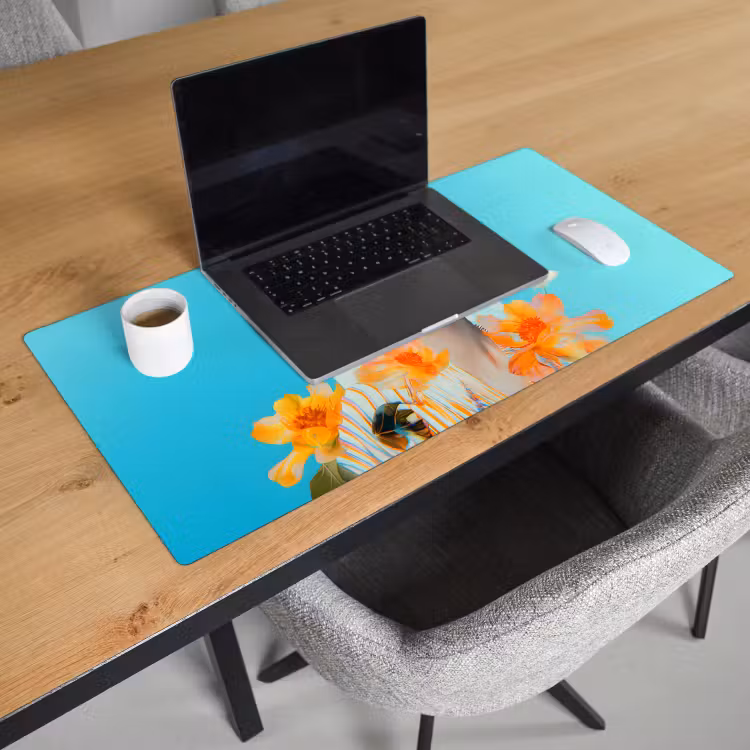 Bloemen - Vrouw - Zonnebril - Blauw Muismat XXL klein -sfeer1