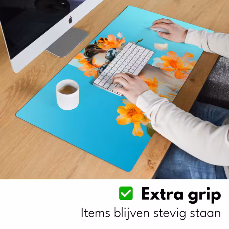 Bloemen - Vrouw - Zonnebril - Blauw Muismat XXL klein -sfeer3