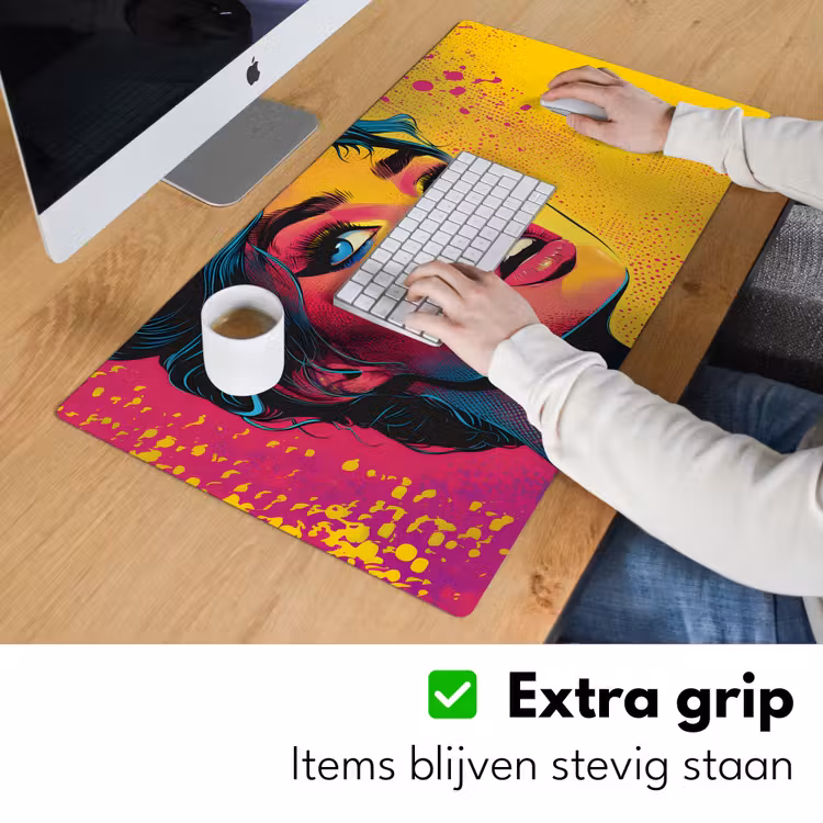 Close-up - Vrouwengezicht - Stippen - Geel Muismat XXL klein -sfeer3