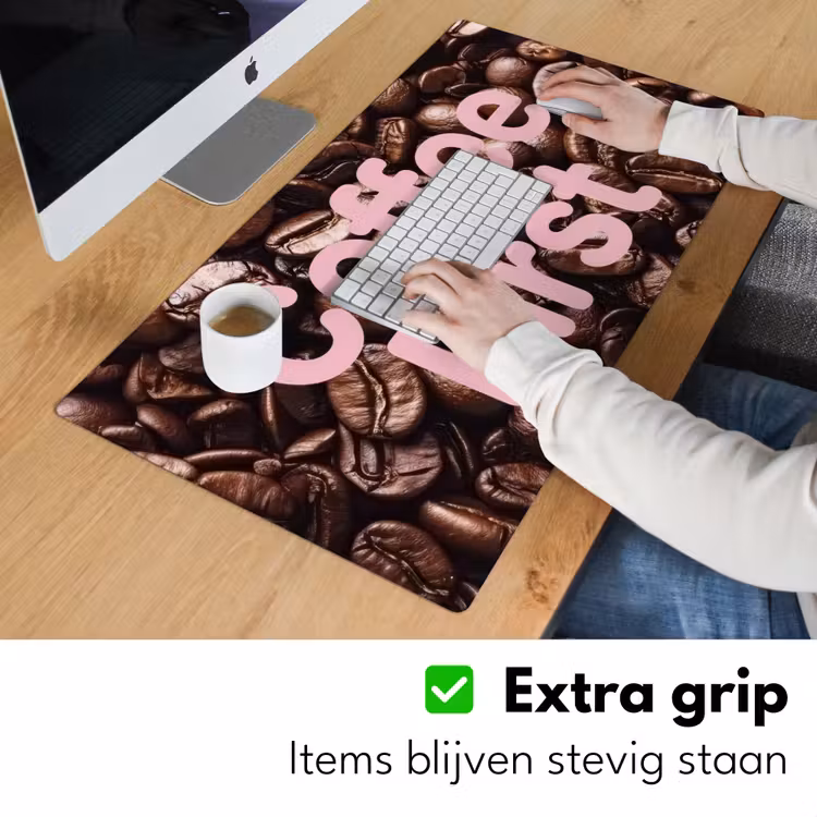 Coffee First - Koffiebonen - Roze Muismat XXL klein -sfeer3