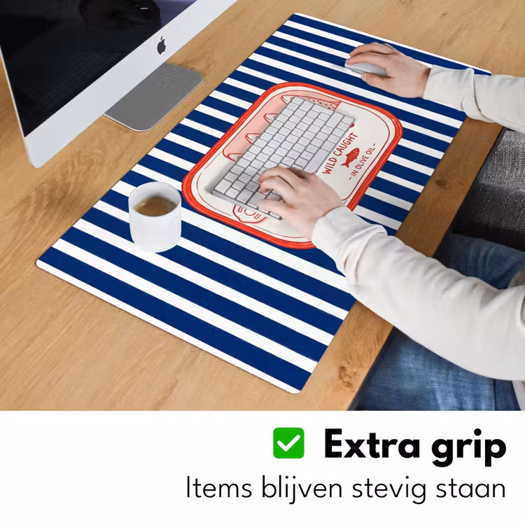 Eten - Vis - Blik - Illustratie - Rood Muismat XXL klein -sfeer3