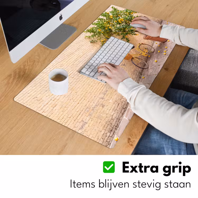 Fiets - Mand - Eten - Geel - Zomer Muismat XXL klein -sfeer3