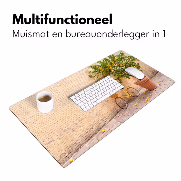 Fiets - Mand - Eten - Geel - Zomer Muismat XXL klein -sfeer4