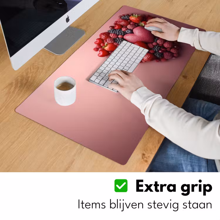 Fruit - Hartjes - Aardbeien - Frambozen - Bosbessen Muismat XXL klein -sfeer3
