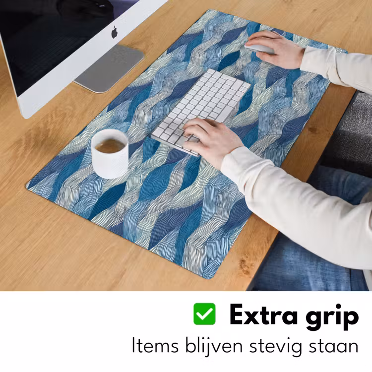Getekend - Blauw - Wit - Golvend - Streepjes Muismat XXL klein 681 -sfeer3
