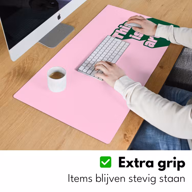 Groen - Teskt - This is art - Roze Muismat XXL klein -sfeer3