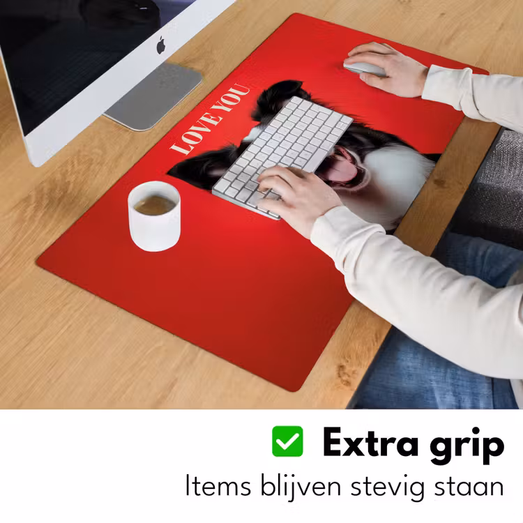 Hond - Hartjesbril - Loveyou - Rood Muismat XXL klein -sfeer3