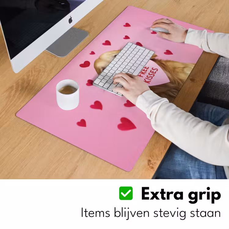 Hond - Kiss- Valentijn - Hartjes Muismat XXL klein -sfeer3