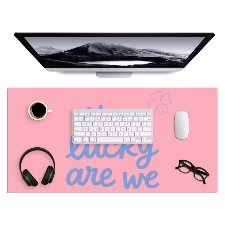 How lucky are we - Klavervier - Roze - Blauw Muismat XXL klein -3d