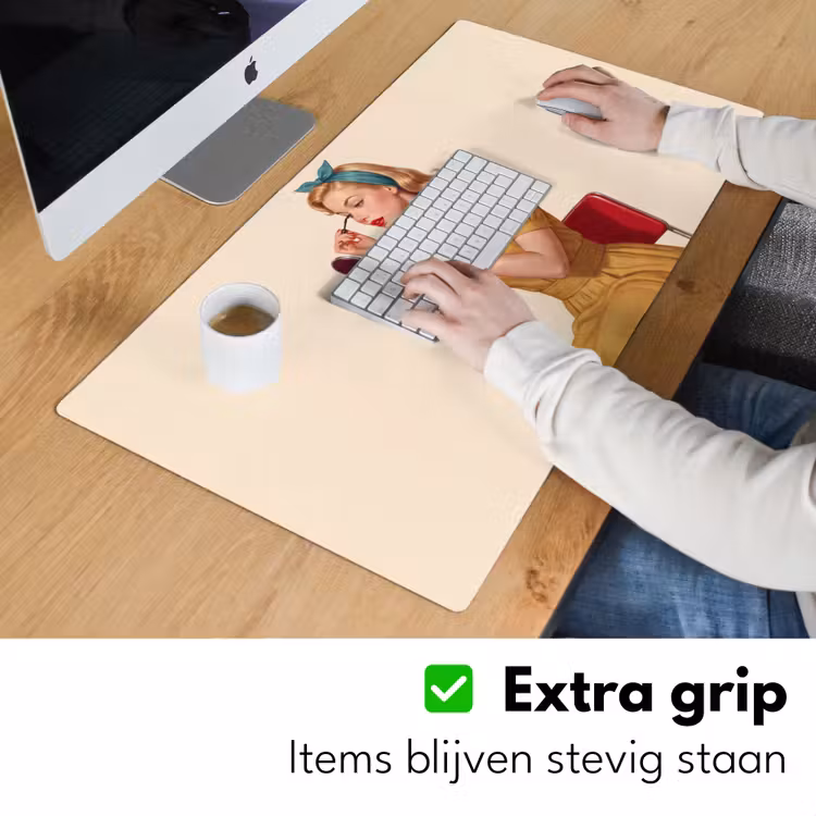 Illustratie - Mascara - Vrouw - Geel Muismat XXL klein -sfeer3