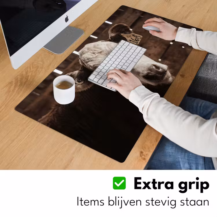 Kalf - Oormerk - Houten stal Muismat XXL klein -sfeer3