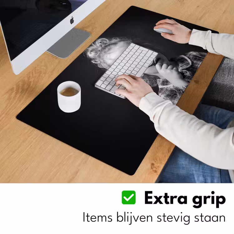 Kind - Vergrootglas - Portret - Zwart-wit Muismat XXL klein -sfeer3