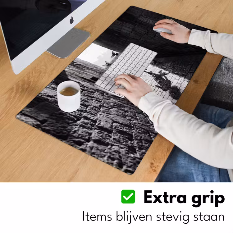 Kind - Vogel - Straat - Zwart-wit - Spelen Muismat XXL klein -sfeer3