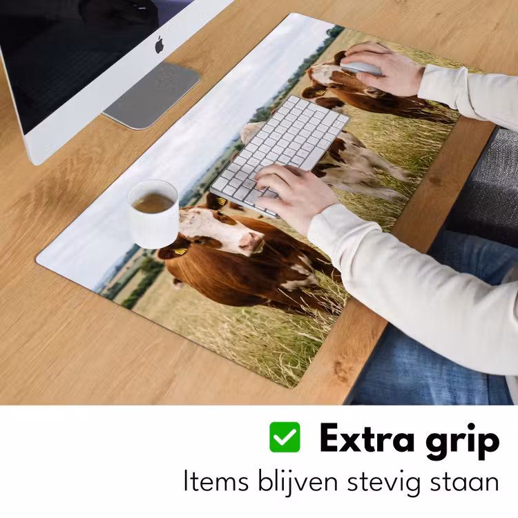 Koeien - Portret - Weide - Boerderij - Nieuwsgierig Muismat XXL klein -sfeer3