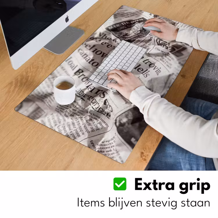 Krant - Gekreukeld - Textuur - Vintage - Zwart-wit Muismat XXL klein -sfeer3