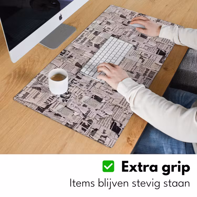 Krant - Gescheurd - Textuur - Abstract - Zwart-wit Muismat XXL klein -sfeer3