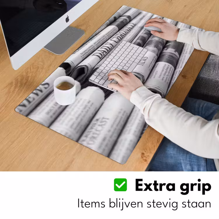 Krant - Stapel - Nieuws - Zwart-wit - Media Muismat XXL klein -sfeer3