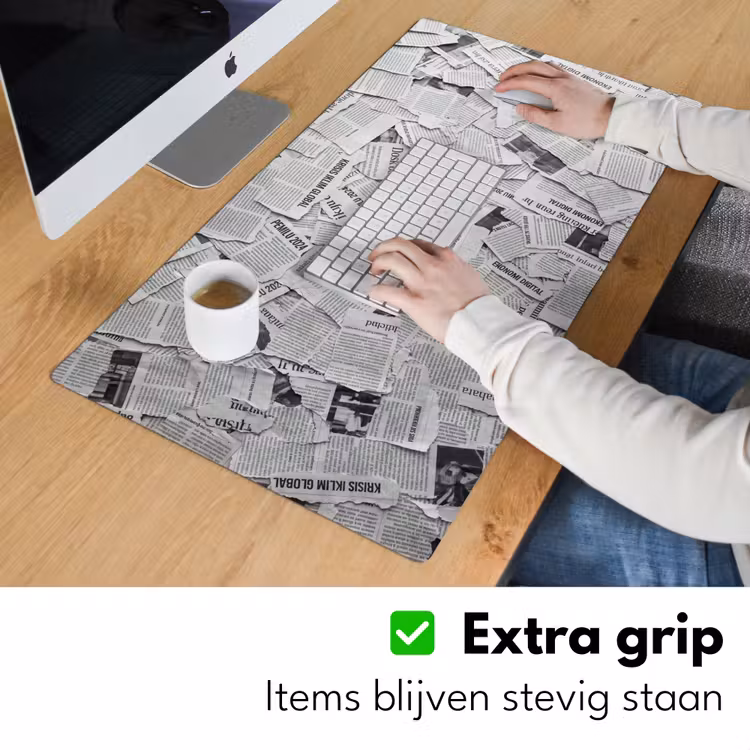 Krant - Versnipperd - Textuur - Zwart-wit - Abstract Muismat XXL klein -sfeer3