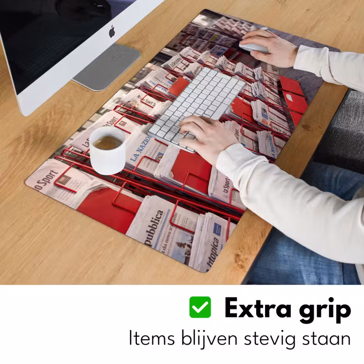 Kranten - Rek - Stedelijk - Dagelijks leven - Rood Muismat XXL klein -sfeer3