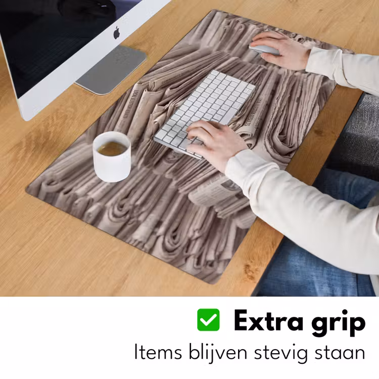 Kranten - Stapel - Nieuws - Vintage - Beige Muismat XXL klein -sfeer3