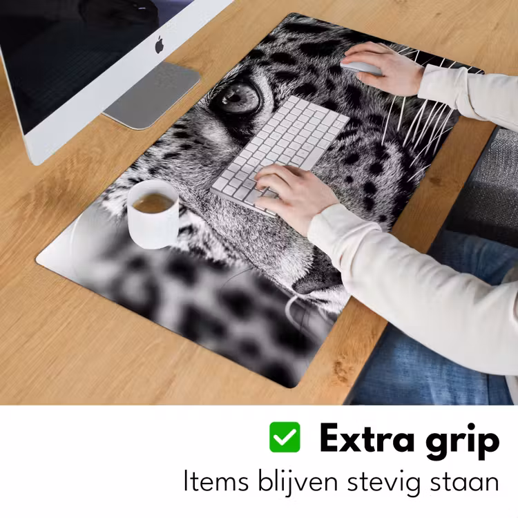 Luipaard - Zwart - Wit - Oog Muismat XXL klein -sfeer3