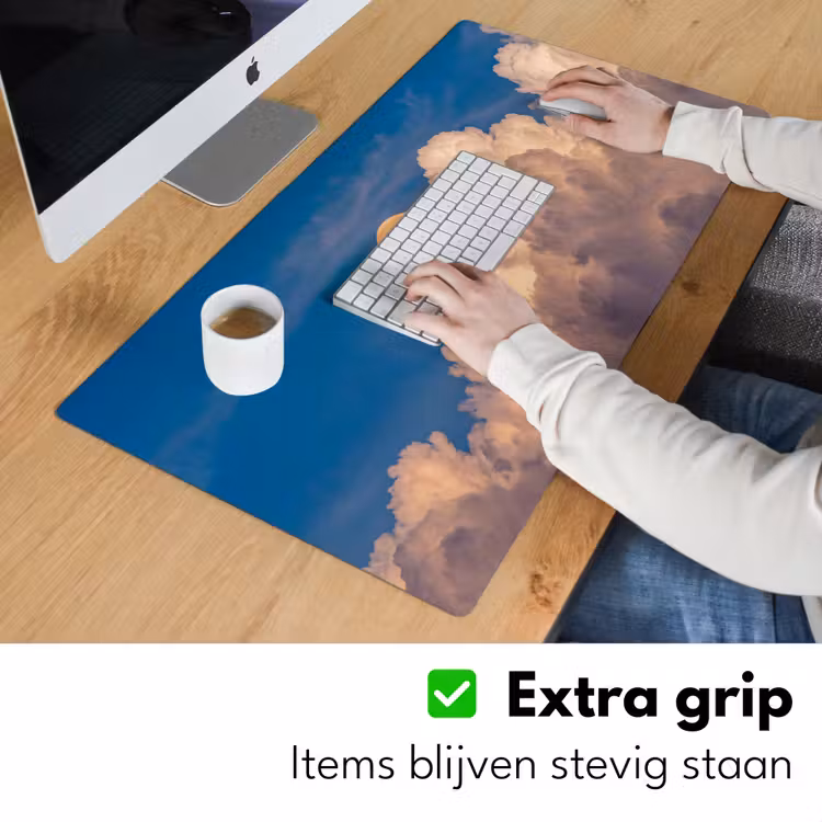 Maan - Wolken - Natuur - Oranje Muismat XXL klein -sfeer3