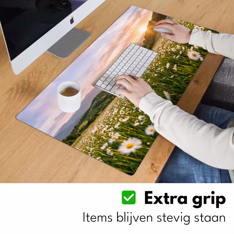 Madelief - Veld - Heuvels - Groen Muismat XXL klein -sfeer3