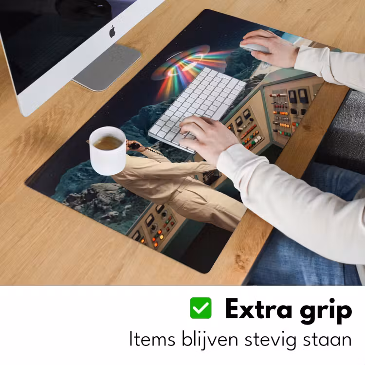 Bureau onderlegger - Man - Controlekamer - Strand - Man - Controlekamer - Strand Muismat XXL klein