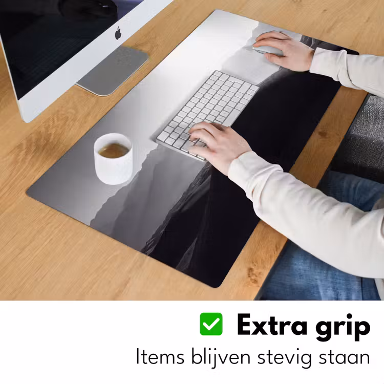 Mens - Kameel - Zandduin - Natuur - Monochroom Muismat XXL klein -sfeer3